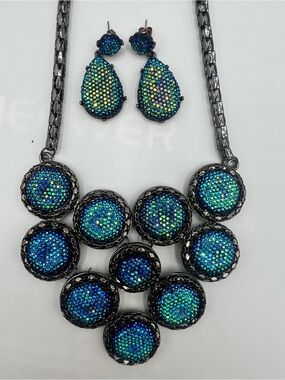 Mesmerizing blue turquoise necklace w/earrings.
